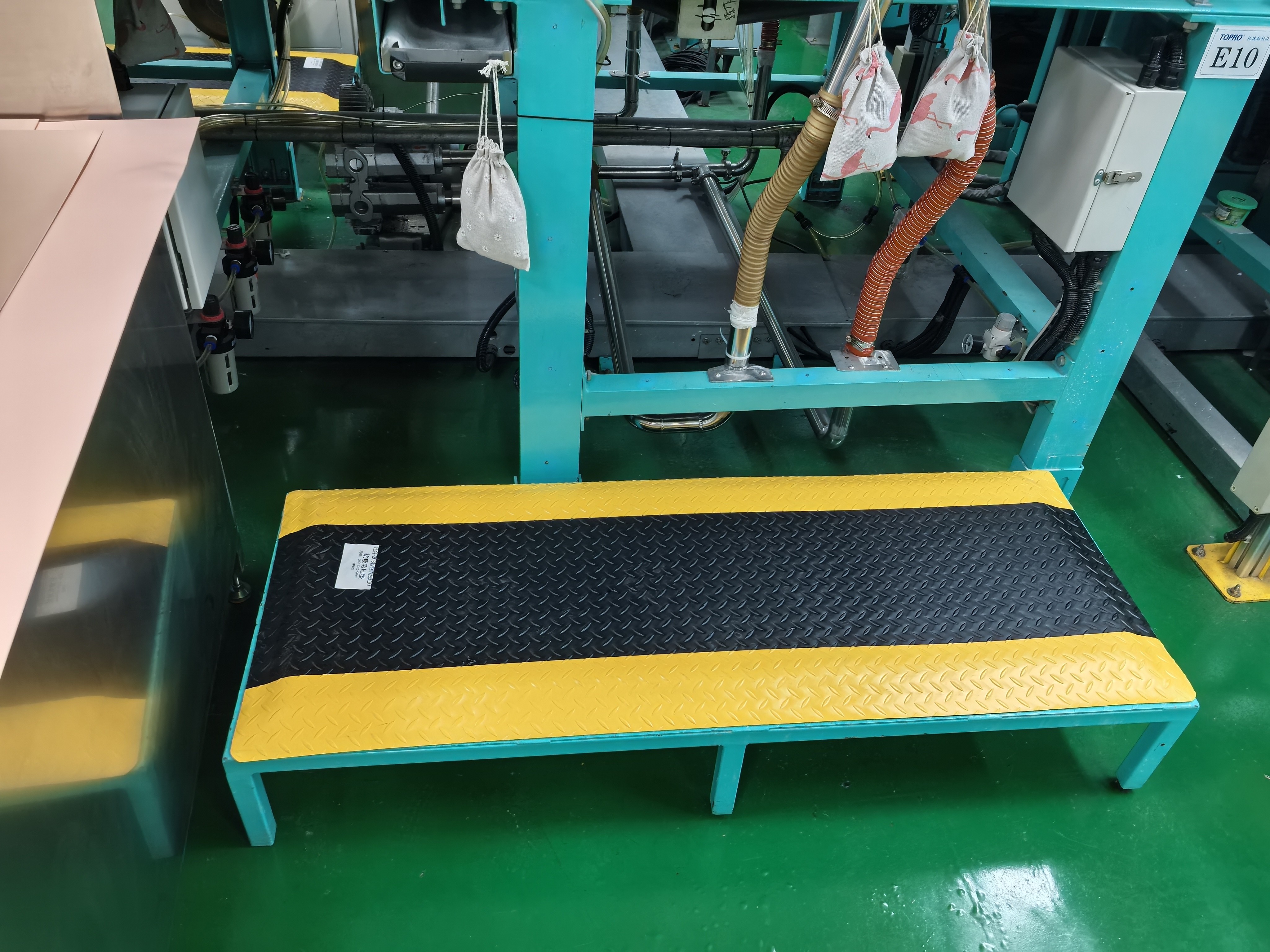 Long roll anti-fatigue mat in production corridor